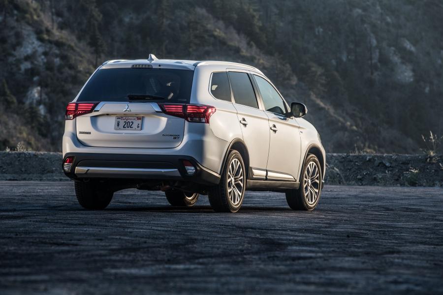  Mitsubishi Outlander GT 2016 года  (фото 33 из 56)